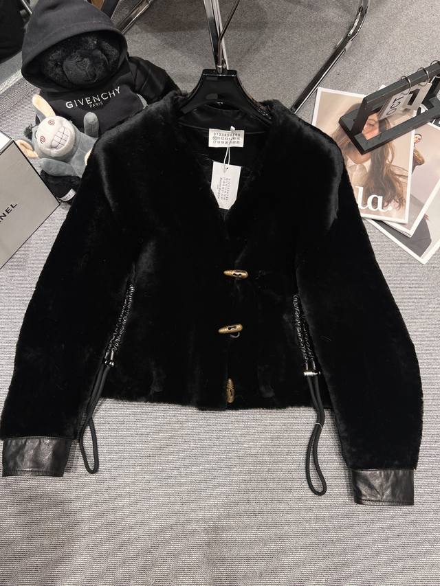 Maison Margiea* 2025秋冬新款皮毛一体外套，采用进口美利奴皮毛一体搭配牛角扣，袖口以及口袋做了羊皮拼接抽绳工艺，精致感拉满Sml