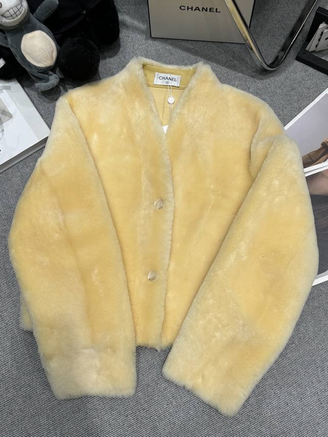 Chane* 2025秋冬新款拉贡皮毛一体短款外套，西班牙进口毛料，采用V领设计，适合打造名媛风。码数Smlxl