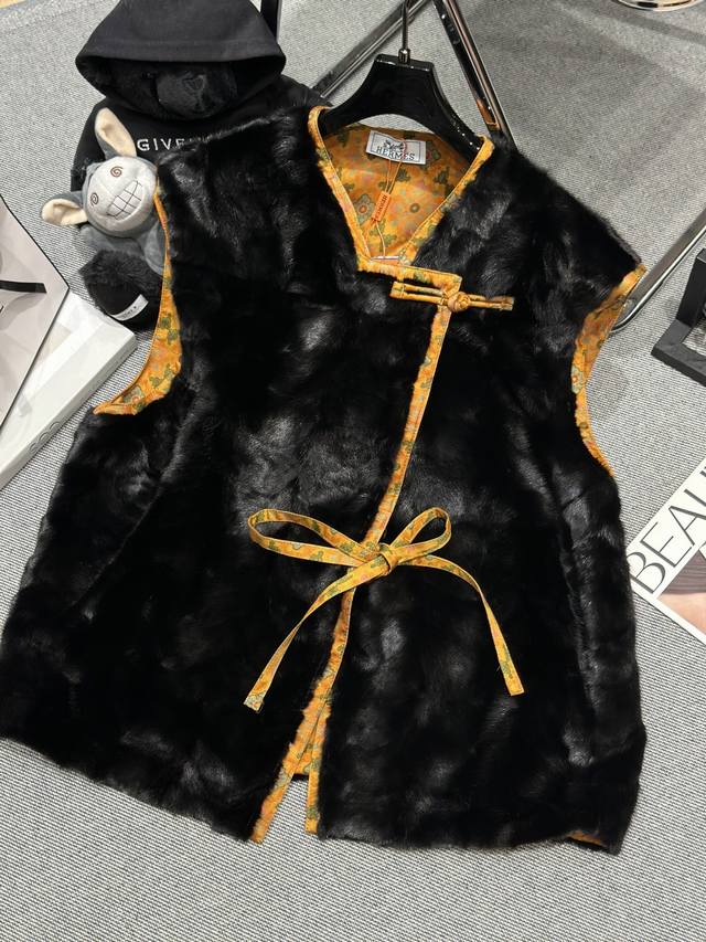 Herme* 2025秋冬新款水貂马甲，采用丹麦进口水貂毛，毛流感极强，又黑又亮，两穿，另一面采用 桑蚕丝面料，实现一衣两穿Smlxl