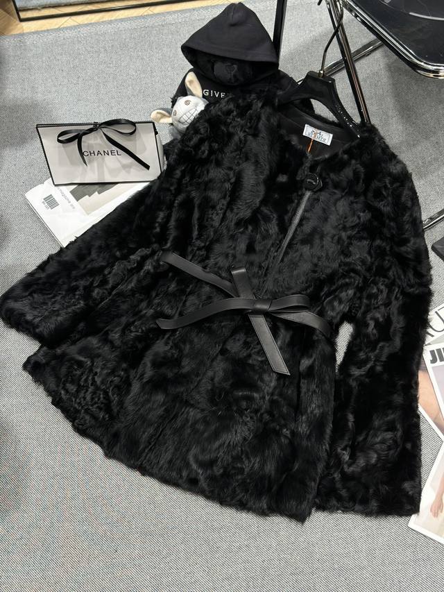 Herme* 2025秋冬新款小湖羊外套，中长细节，采用进口优质小湖羊搭配绵羊皮皮腰带，上身显瘦不臃肿Smlxl