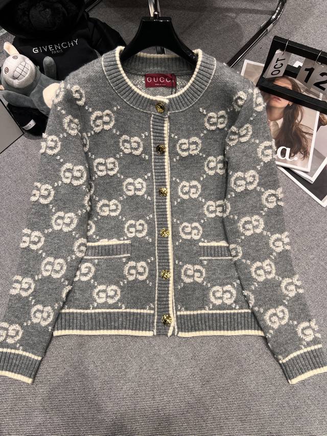 Gucc* 2025秋冬新款提花开衫，官网在售，经典小圆领搭配立体提花工艺，质感拉满Sml