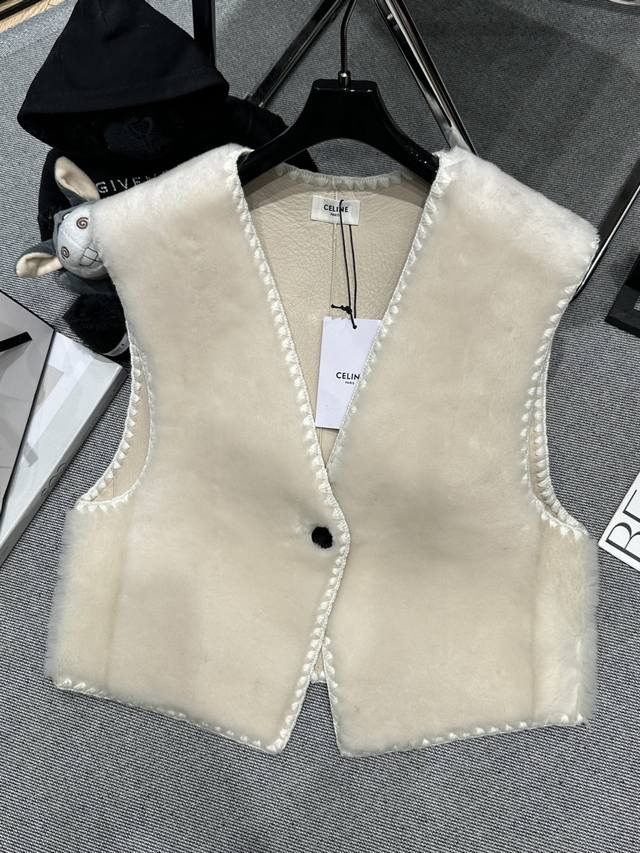 Celin* 2025秋冬美丽奴皮毛一体马甲，边缘采用狗牙绣花，精致立体，柔软蓬松，轻奢华的叠穿单品。码数S-Xl