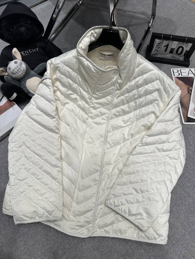 Bv 2025秋冬新款鹅绒服，采用立领设计，衣身布满呈V型排列的绗缝纹路，皮质包边设计，整体风格简约干练，兼具休闲感与实用性，填充90白鹅绒 码数S-Xl