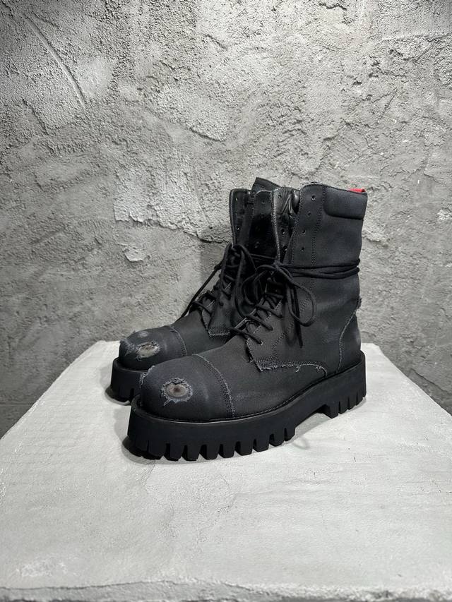 4秋冬新款钢头做旧高帮靴子 定做纯棉斜纹帆布面料 水染牛皮内衬及鞋垫 开模橡胶发泡轻质鞋底+牛皮沿条 鞋头内嵌钢头包裹 成品手工磨破做旧洗水处理 定做麻棉鞋带