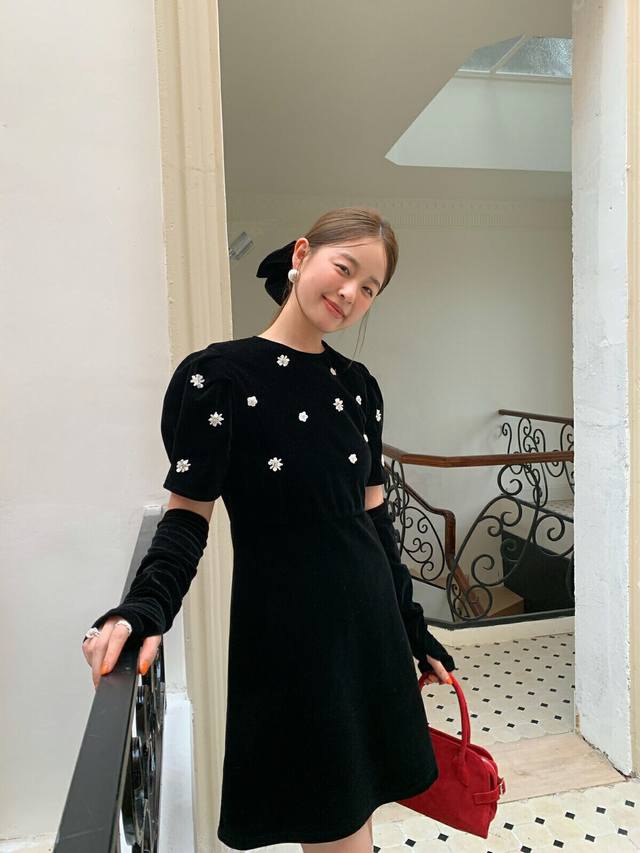 赫本风钉珠花朵丝绒A字礼服裙 Smlp