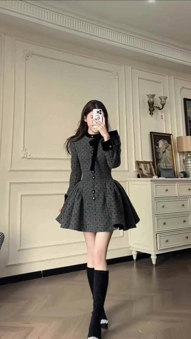 新款 设计感圆领宫廷风呢子长袖连衣裙外套 黑 灰 咖 Smlpxl