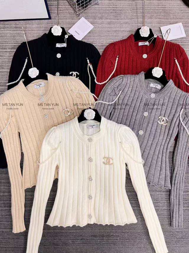 新款 珍珠配饰圆领长袖开衫毛衣 黑 白 灰 卡其 红 Smlp