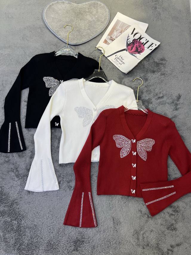 上新 设计感V领蝴蝶烫钻喇叭长袖毛衣 黑 白 红 Smlp