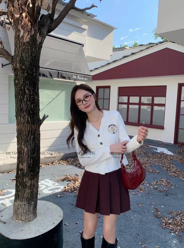 小香风V领烫钻毛衣 Smlp