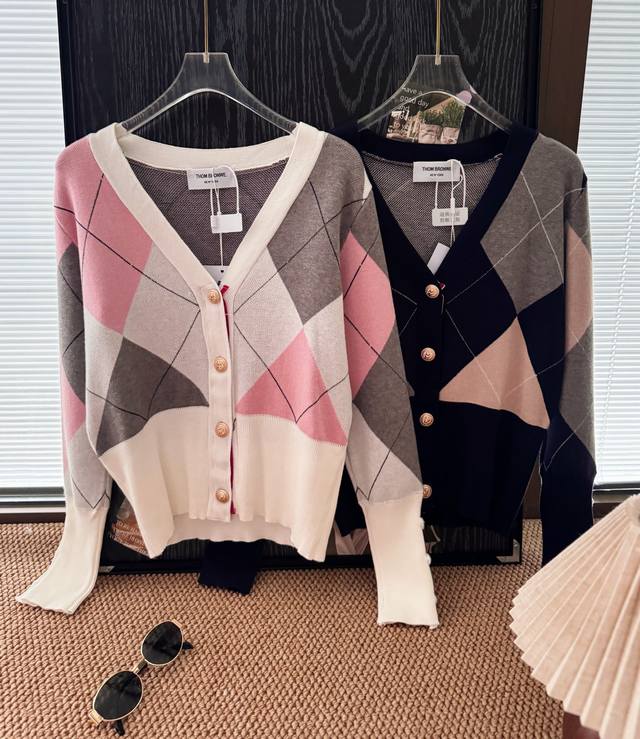 品名：Tb 菱格纹复古金扣V领针织开衫 尺码：M.L 颜色：粉格 杏格 菱格纹毛衣的复古质感，撞色线条交错带来鲜明的视觉效果。菱格采用进口机器嵌花工艺，纹理精细