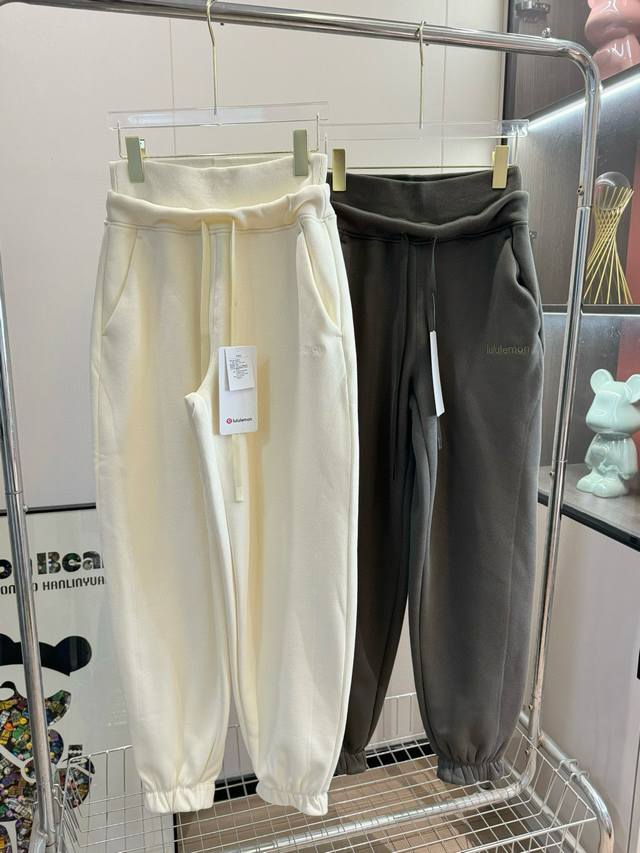 品名：Lulu plush Fleece 双层高腰束脚加绒卫裤 尺码：Xs S-M L-Xl Xxl 颜色：白蛋白 碳灰色 重磅来袭，穿上巨显瘦！Lulu双层腰