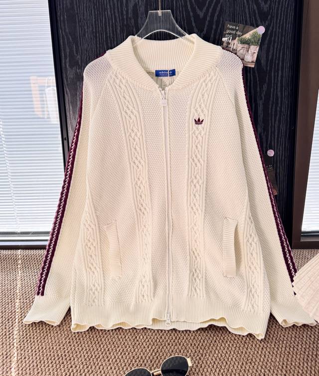 品名：Ad 三叶草撞色华夫格中长款针织开衫外套 尺码：M.L 颜色：奶白 被三叶草毛衣狠狠拿捏了，秋天的第一件毛衣必须安排这件，奶呼呼的颜色，看着就软软糯糯的。