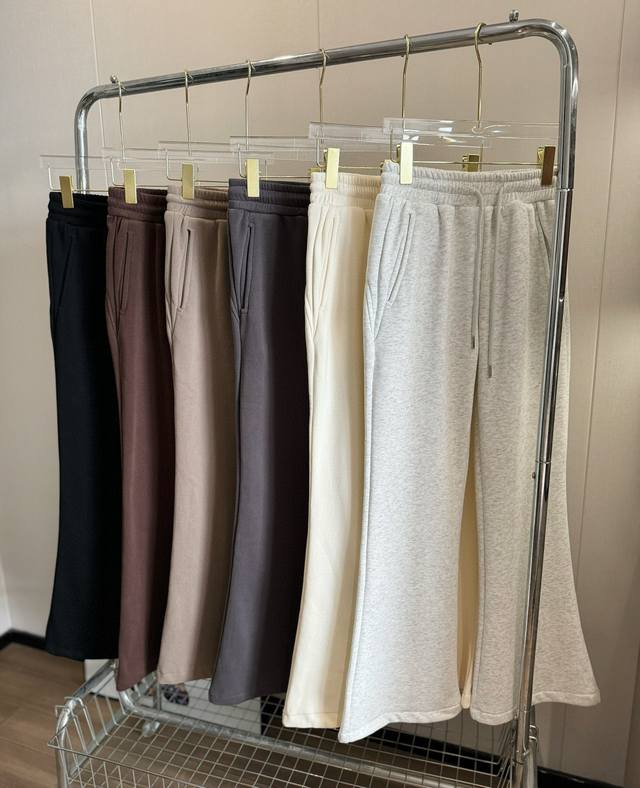 品名：Lulu 经典臀标微喇加绒休闲卫裤 尺码：2 4 6 颜色：白蛋白 花灰 摩卡棕 碳灰 炭木黑 褐色 谁懂这Lulu微喇卫裤的杀伤力啊，太好穿了！很百搭哟