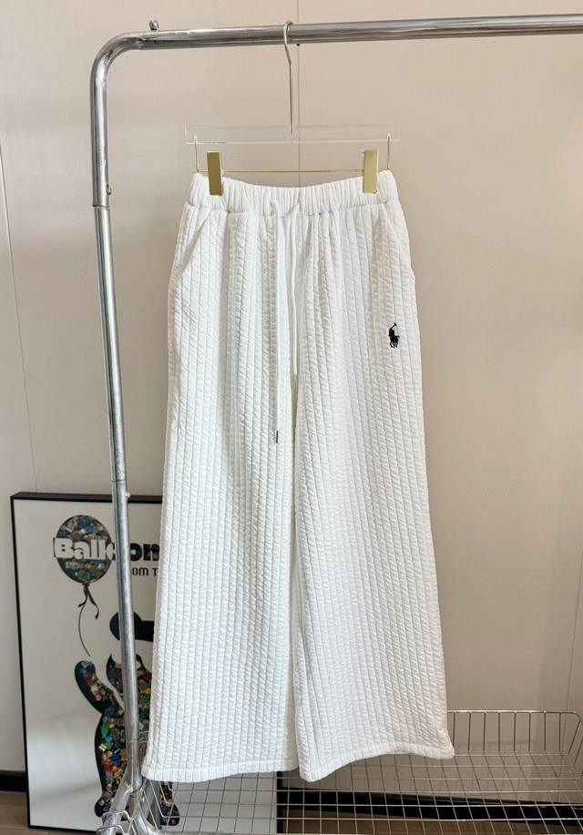 品名：Ralph Laure* 战马刺绣竖条慵懒风宽松抽绳休闲裤 尺码：M.L 颜色：白色 最能展现出慵懒随性的穿搭Look，高级感加分上身随性自在零束缚感，特