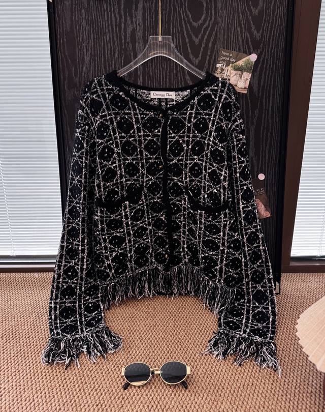 品名：Dio* 迪丽热巴同款戴妃菱格流苏针织外套 尺码：M.L 颜色：黑色 这款夹克将现代风格与优雅气质融为一体，饰以经典的超大藤格纹图案。采用黑色和白色棉质混