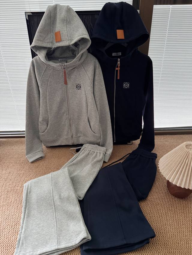 品名：Loew*新款复合银狐绒加厚修身连帽外套喇叭裤套装 尺码：S.M.L 颜色：灰色 黑色 适合秋冬穿的套装来咯，简约连帽外套加长裤版型休闲舒适。采用加厚面料