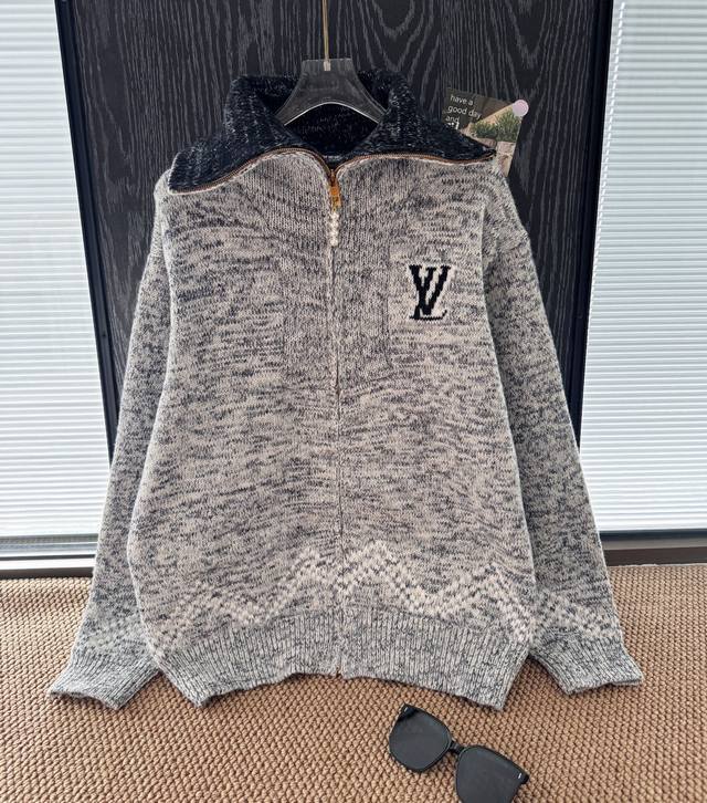 品名：1V × Nigo联名花灰富士山提花珍珠拉链撞色粗针羊毛针织开衫 尺码：M.L 颜色：花灰 1联名款就是香，跟着明星穿搭准没错，秋冬想要有牌面又不臃肿，这
