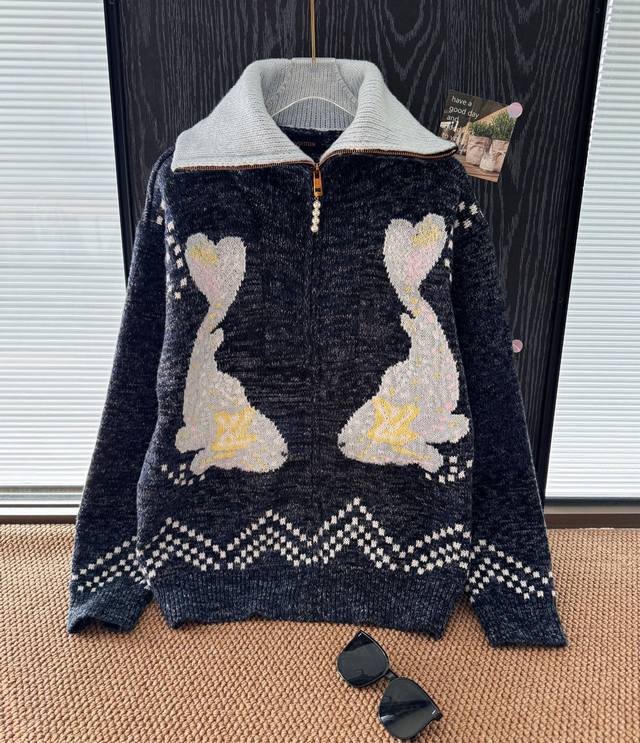 品名：1V × Nigo联名锦鲤提花珍珠拉链撞色混色粗针羊毛针织开衫 尺码：M.L 颜色：藏蓝色 1联名款就是香，跟着明星穿搭准没错，秋冬想要有牌面又不臃肿，这
