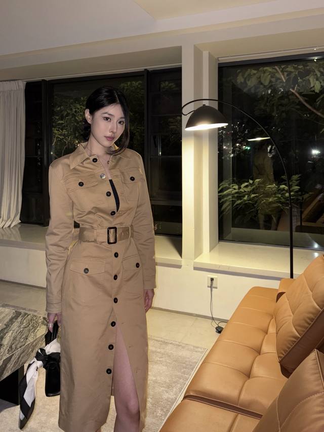 上新啦～独家高定风衣裙首发 25Aw Burberr*独家爆款秋天的氛围感法式风衣连衣裙 翻领造型 经典风衣设计 韩系修长合体剪裁干净利落 走线流畅 高腰设计显