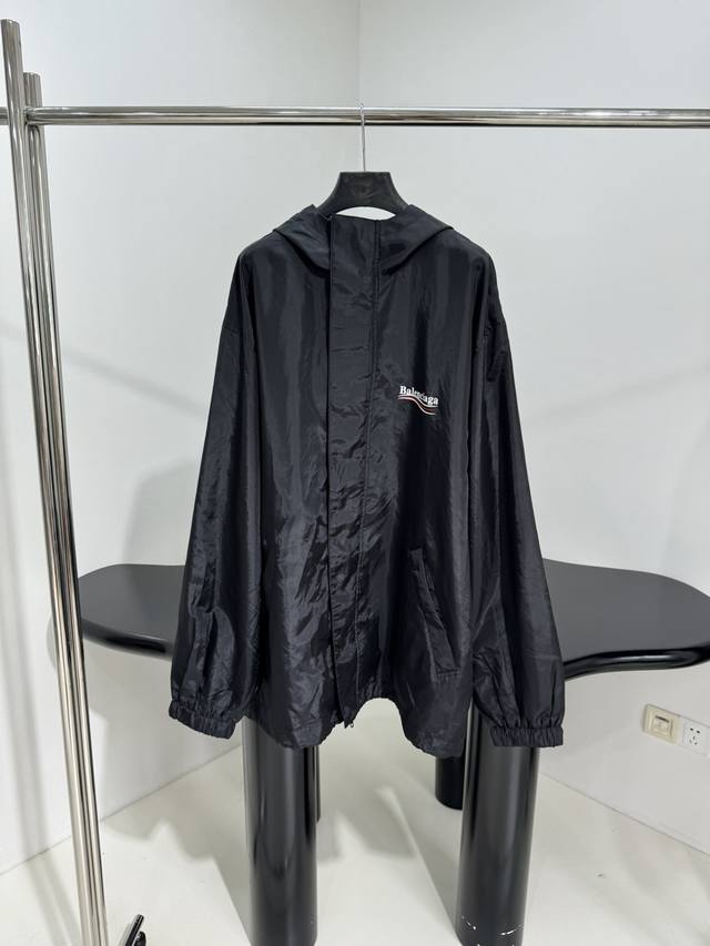 新品political Stencil冲锋衣运动夹克 黑色科技府绸面料 廓形版型剪裁 饰以political Stencil艺术作品印花 可调节抽绳松紧下摆 中