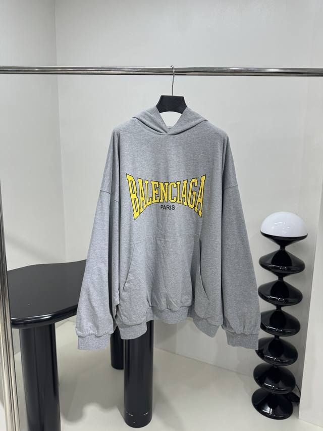 新品Boxing大版型卫衣 复古平纹针织面料 正面饰以Boxing裂纹艺术作品印花 连体兜帽细节 落肩设计 罗纹袖口和下摆 宽松休闲 男女同款 ：灰色 ：