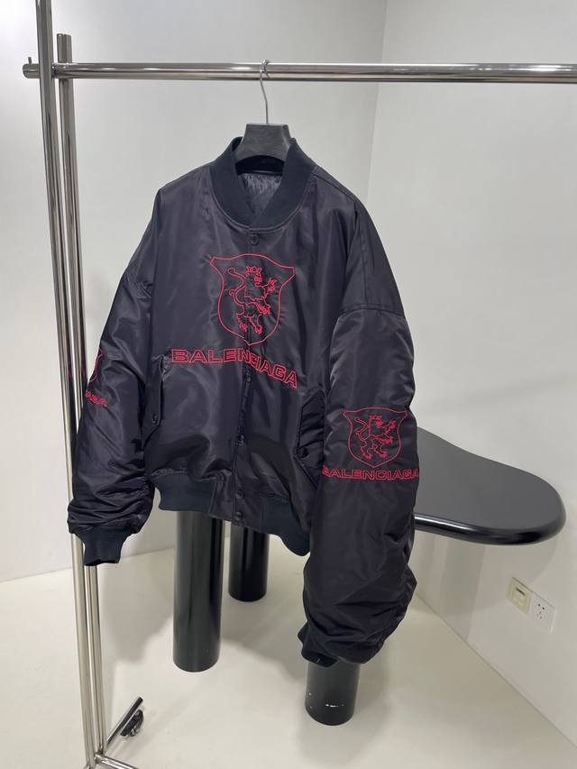 新品城市系列Lion Club飞行员夹克尼龙棉服 甄选亮面尼龙面料大号版型 绗棉 正面2个按扣翻盖口袋 颈部、腕部和腰围饰以罗纹 正面和背面红色Lion Clu