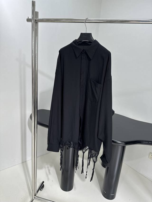 新品Lingerie蕾丝长款衬衫 垂坠莱赛尔纤维府绸 下摆饰以内衣式蕾丝细节 内衣式细节设计风格 廓形版型 男女同款 ：黑 ：