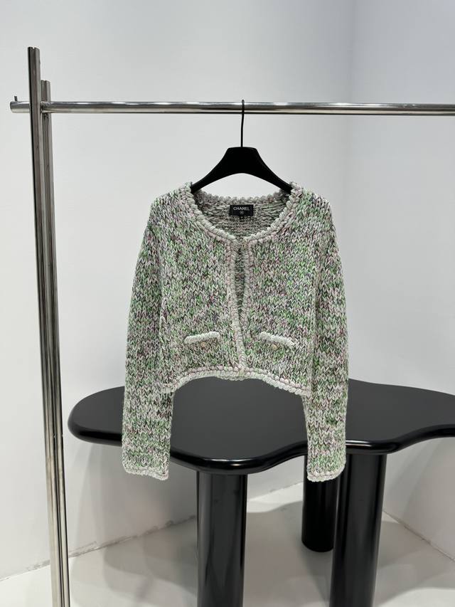 小香25新品粗花呢开衫 定制粗花呢面料 定织纱线多彩搭配 银线点缀细节 小钻扣点缀领口 精致编织手工坊系列 系列搭配 ：青绿色 ：S M L