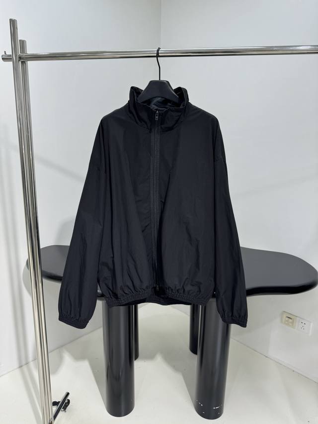 25新品1996冲锋衣夹克 采用科技棉府绸面料制成 背部饰有1996和品牌标识刺绣 高领翻领领口 松紧弹力下摆和袖口 落肩设计 拉链开合 男女同款 推荐一套搭配