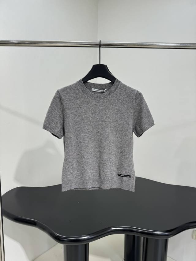 25新品羊毛圆领上衣 甄选羊毛针织面料 下摆饰品牌标识贴饰 罗纹袖口和下摆 合身弹力版型 圆领领口 推荐入手 ：黑色 深灰 灰色 ：S M L