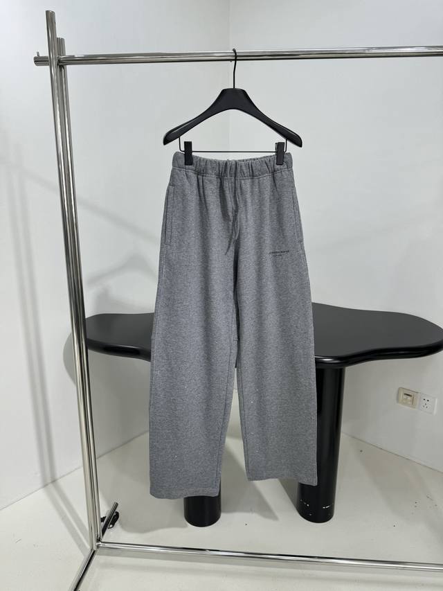 25新品烫钻抓绒运动长裤 棉质平纹针织面料 全副满钻点缀裤身 饰有品牌标识徽标 可调节抽绳弹力腰头 宽松直筒版型 男女同款 推荐 ：银河灰 ：S M L