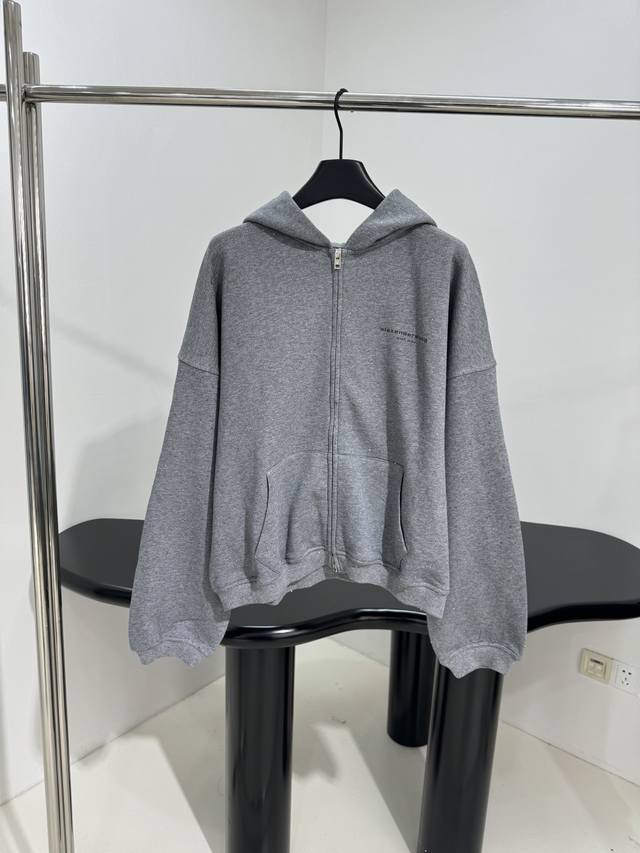 25新品满钻抓绒连帽外套 棉质平纹针织面料 全副满钻点缀衣身 胸口饰有品牌标识徽标 内衬抓绒面料 连体兜帽设计 落肩设计 拉链开合 男女同款 ：银河灰 ：S M