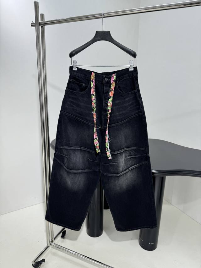 25春夏新品花卉织带大廓形解构直筒长裤 织边牛仔布大廓形版型解构剪裁 中腰彩色抽绳腰部 调解腰围 背面饰以Balg牛皮纸标识贴饰 做旧折裂效果 破坏款效果裤脚