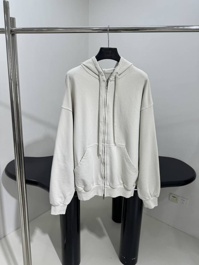 美工胶饰拉链帽兜卫衣 定制定染复古平纹布面料 25新款背面 Tape Type 徽标 美工胶3D视觉 双拉链头 复古铜饰 磨损洗旧效果 宽松版型 爆款版型 质感