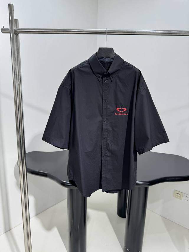 新品七夕情人节Lovey 大号版型短袖衬衫 独特黑色棉府绸面料制作 大号版型剪裁 胸部饰以Qixi 25艺术作品刺绣 正面6粒纽扣 可系列套装搭配 宽松版型 男