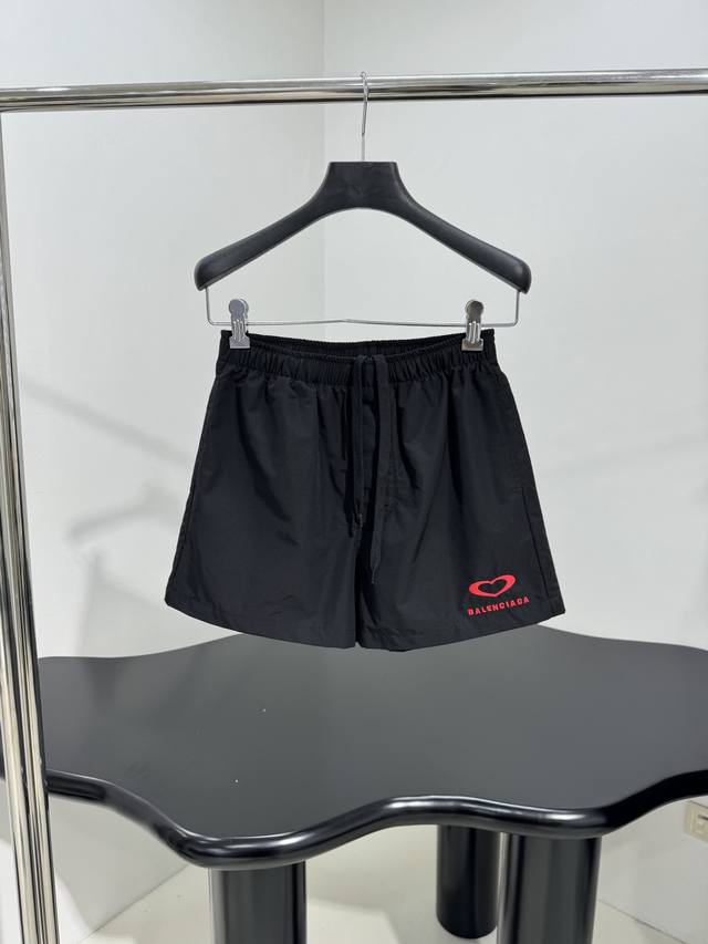 新品七夕情人节Lovey Tracksuit中号版型短裤 独特黑色科技府绸面料 左腿饰以Qixi 25艺术作品刺绣 松紧抽绳腰头 可系列套装搭配 宽松版型 男女