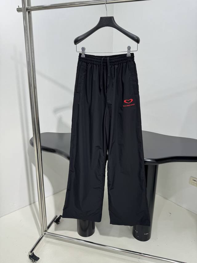 新品七夕情人节Lovey Tracksuit中号版型长裤 独特黑色科技府绸面料 左腿饰以Qixi 25艺术作品刺绣 松紧抽绳腰头 透气渔网内衬 男女同款 最高版