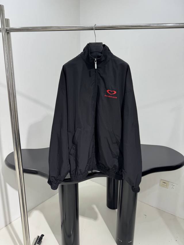 新品七夕情人节Lovey Tracksuit中号版型夹克外套 独特黑色和红色科技府绸面料 大号版型饰片结构拼接设计 双头拉链开合 五金开模 正面、背面和衣袖饰以