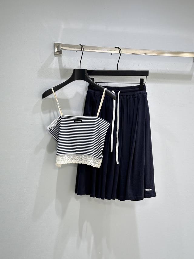 25Ss早秋新款上新！针织面料是Miu衣橱中的标志性面料，通过服装染色工艺重新诠释经典百褶裙的特性，提升其休闲多样性和现代女性魅力。现货供应 藏蓝色Sml
