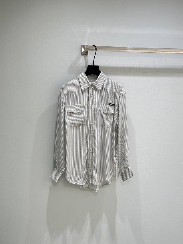 25Ss早秋新款上新！饰品牌标识徽标 减龄条纹图案设计 落肩设计 纽扣开合 曲线弧形下摆 男女同款。含人丝面料 高版本！现货供应 条纹Sml