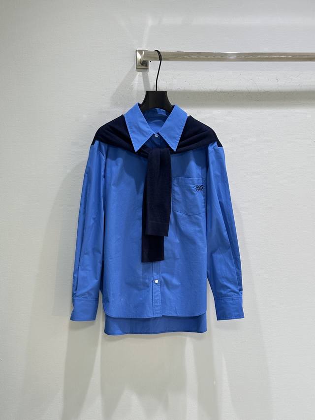 25Ss早秋新款上新！胸前口袋精致实用带有徽标刺绣扣子还饰有Logo 肩上拼接了羊毛披肩 随意地系在脖子上，打破了传统衬衫的单调感！可搭配半裙。现货供应 白色