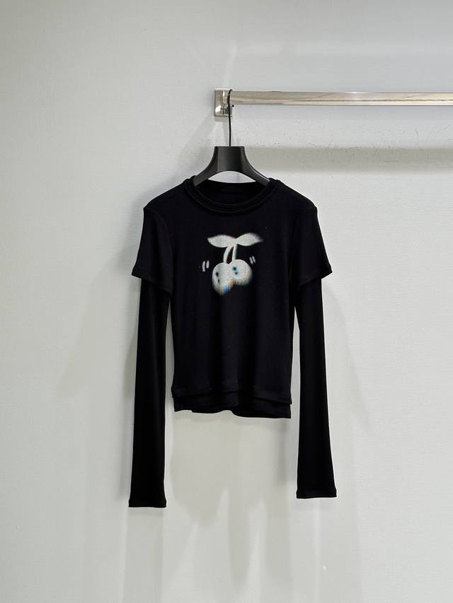 25Ss秋季上新！经典动感樱桃为简约的长袖拼接假两件设计注入趣味气息，穿着充满青春活力，胸前樱桃印花彰显童趣，多种风格轻松驾驭。现货供应 黑色Sml