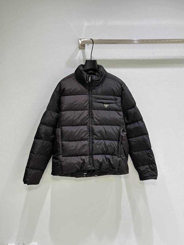 25Ss秋冬新款上新！立领款式 防风又保暖，利落的剪裁贴合身形，上身不会显臃肿，胸前别致的标志点缀，细节之处彰显独特品味~现货供应 蓝色 黑色Sml