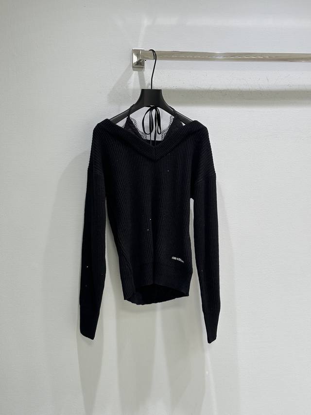 25Ss秋冬新款上新！微微落肩的设计，增添了几分随性与慵懒，领口处别致的细节设计，带着一丝小性感，不管是单穿还是搭配外套，都能轻松拿捏时尚感。现货供应 黑色Sm