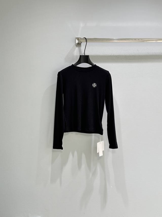 25Ss秋季新款上新！经典圆领设计，贴合颈部线条，舒适又百搭。胸前精致小巧烫钻图案和后背烫钻图案相呼应，为整体造型增添了一丝精致感与辨识度。现货供应 白 灰 黑