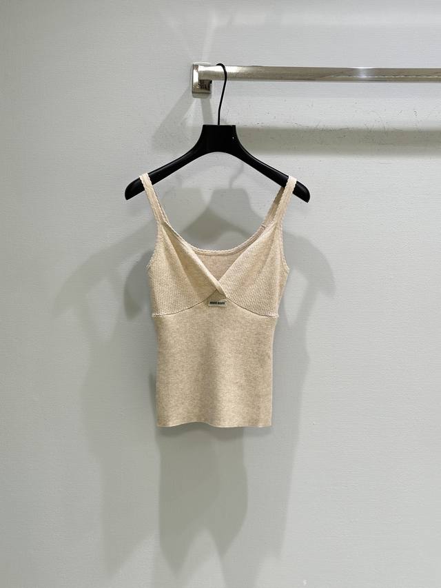 25Ss早秋新款上新！这款背心真的是质感舒适到爆炸，用棉纶织造，面料柔软亲肤，弹力修身，裁剪垂顺流畅，细肩吊带的设计，简约大气又不失女人味，通体素色面料，低调中