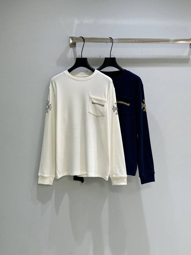 25Ss早秋新款上新！此款克罗心圆领长袖T恤采用纯棉面料华夫格含羊绒面料制作而成，胸前小口袋徽标印花，袖子背后也有品牌Logo印花满满都是细节，宽松版型。现货供