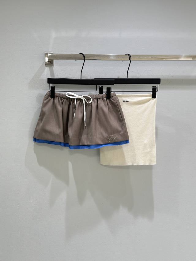 25Ss早秋新款上新！这款柔软棉质抹胸结合简约线条与现代风格。其多功能廓形适应大胆叠穿，唤起崭新高雅的女性气质。现货供应 红色 藏蓝色 白色Sml