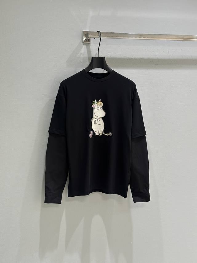 25Ss新早秋上新！此款 Acne Studio* X Moomi*联名款假两件衬衫，胶囊系列圆领T恤 。胸前河马图案印花中性格，背后品牌联名Logo印花，男女