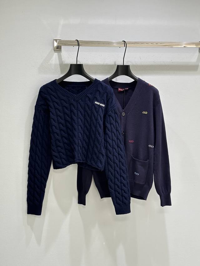 25Ss秋冬新款上新！麻花V领套头针织 胸前提花字母Logo 成衣时髦洋气 常规V领剪裁 不挑身材 麻花肌理呈现 可内搭衬衫，上身出片率满满~现货供应 藏蓝色S